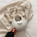 Sac bandoulière blanc en demi-lune avec chaîne dorée sur blazer beige - Blanc