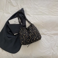 Sac seau en nylon à fleurs noir et jaune avec cordon de serrage et bandoulière fine - Noir