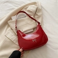 Rode lakleren hobo schoudertas met zilveren strikdetail en halfmaanvormig design - Rood