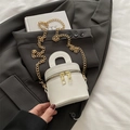 Sac seau cylindrique blanc minimaliste avec chaîne dorée et double fermeture éclair - Blanc