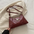 Borsa a spalla rosso vino stile Y2K con grande fibbia a stella e borchie in metallo - Rosso