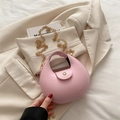 Sac croissant rose chic avec bandoulière chaîne dorée sur un blazer beige élégant - Rose
