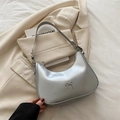 Zilveren metallic hobo-tas met verstelbare riem en decoratieve metalen strik - Zilver