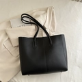 Sac fourre-tout noir minimaliste avec coutures verticales et pieds de sac en métal - Noir