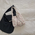 Sac bandoulière à fleurs en tissu seersucker blanc avec roses rouges et cordons de serrage - Rose