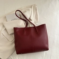 Grand sac cabas bordeaux avec texture mate, bandoulières et clous de protection - Rouge