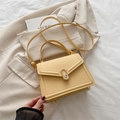 Borsa a tracolla quadrata in pelle crema con elegante fibbia in metallo dorato - Giallo