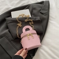 Sac seau minimaliste en cuir rose clair avec poignée et fermeture éclair dorée - Rose