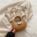 Sac demi-lune kaki minimaliste avec chaîne dorée élégante posé sur un blazer beige - Kaki