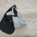 Sac bandoulière en nylon blanc avec motif floral bleu et cordon de serrage noir - Bleu