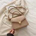 Borsa a tracolla quadrata in pelle beige con chiusura dorata e tracolla regolabile - Cachi