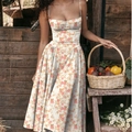 Detalle del vestido midi floral cottagecore con tirantes finos y un corpiño tipo corsé - Floral Rojo