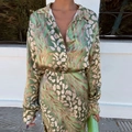 Damen Satin-Set mit Langarmshirt und Maxirock mit grünem Tierprint für modebewusste Frauen - S / Grün