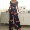 Dettaglio di tuta blu navy con stampa floreale di rose rosse e scollatura a V in vita - 3XL / Top E Pantaloni / Blu Marino Floreale Rosso