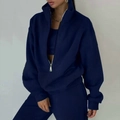 Detalle de un chándal de felpa azul marino con sudadera de media cremallera y jogger recto - Azul marino