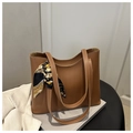 Dettaglio di una borsa tote in pelle marrone con cuciture a contrasto bianche e foulard - Cuoio