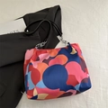 Borsa tote con vivaci pois astratti colorati e tracolla a catena in metallo argento - Nero