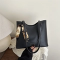 Bolso tote negro de piel sintética con costuras blancas y bufanda de flores decorativa - Negro