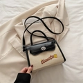 Borsa a tracolla chic in tela beige e pelle nera con chiusura a rotazione argento e ricamo - Nero