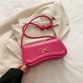 Bolso bandolera chic de cuero magenta con hebilla de lazo dorado y correa fina - rosa intenso