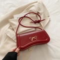 Bolso baguette rojo oscuro con lazo metálico dorado y correa delgada con nudo - Rojo