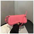 Detalle del bolso de hombro de cuero rosa con logo y acabados metálicos dorados - Rosa