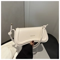 Detalle del bolso de hombro blanco crema con relieve ondulado y logotipo dorado impreso - Blanco