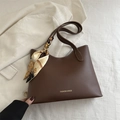 Borsa tote marrone scuro in ecopelle con foulard di seta e tracolla larga - Marrone Scuro