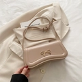Mini bolso bandolera beige con cierre de lazo dorado y elegante correa anudada - Caqui