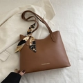 Borsa tote in pelle marrone con sciarpa di seta e scritte dorate per il pendolarismo - Cuoio