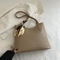 Borsa tote kaki minimalista con scritte moda e sciarpa di seta decorativa sul manico - Cachi