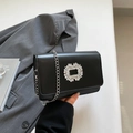 Elegante schwarze Umhängetasche mit funkelnder Kristallschnalle und silberner Kette - Schwarz