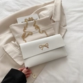 Borsa a tracolla bianca in pelle sintetica con fibbia a fiocco dorata e catena - Bianco
