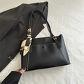 Borsa tote nera in ecopelle con cuciture a contrasto e sciarpa di seta decorativa stampata - Nero
