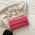 Borsa a tracolla quadrata rosa in ecopelle con fibbia a fiocco dorato e catenella - Rosa