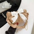 Elegante khakifarbene Umhängetasche mit großer weißer Seidenschleife und Goldkette - Khaki