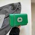 Grüne Umhängetasche aus Kunstleder mit funkelnder Strass-Schnalle und silberner Kette - Grün