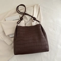 Borsa tote marrone scuro con stampa coccodrillo e manici annodati in ecopelle di alta qualità - rosso-marrone