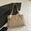Elegante borsa tote kaki con foulard di seta decorativo sulla tracolla, moda 2025 - Cachi