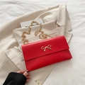 Borsa a tracolla piccola in pelle rossa con elegante fiocco dorato e tracolla a catena - Rosso