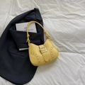 Moderne leuchtend gelbe Halbmond-Schultertasche mit Silberschnalle und Ösendetails - Gelb