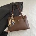 Borsa tote in ecopelle marrone scuro con cuciture bianche e sciarpa di seta decorativa - Marrone Scuro