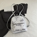 Mini-Rucksack mit Schmetterlingsdruck in Grauweiß und silbernen Metallic-Schultergurten - Silber