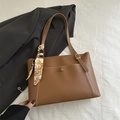 Borsa tote in pelle marrone con cuciture a contrasto bianche e sciarpa di seta chic - Cuoio