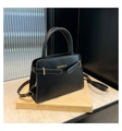 Dettaglio della borsa in ecopelle nera con texture lucida e finiture in metallo dorato - Nero