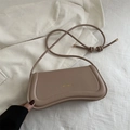 Borsa a spalla chic in pelle color albicocca con base curva e logo XM & BAGS dorato - Cachi