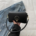Minimalistische schwarze Lederhandtasche mit elegantem goldenem Rundverschluss - Schwarz