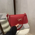Elegante borsa a tracolla rossa con fiocco dorato e tracolla con nodo dal design chic - Rosso