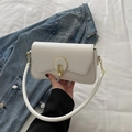 Weiße Handtasche aus Kunstleder mit goldener Schnalle und Kettendetails am Griff - Weiß
