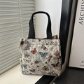 Grande borsa tote in tela con motivi di farfalle e manici neri sul davanzale della finestra - Modello 2 (Farfalle Colorate)